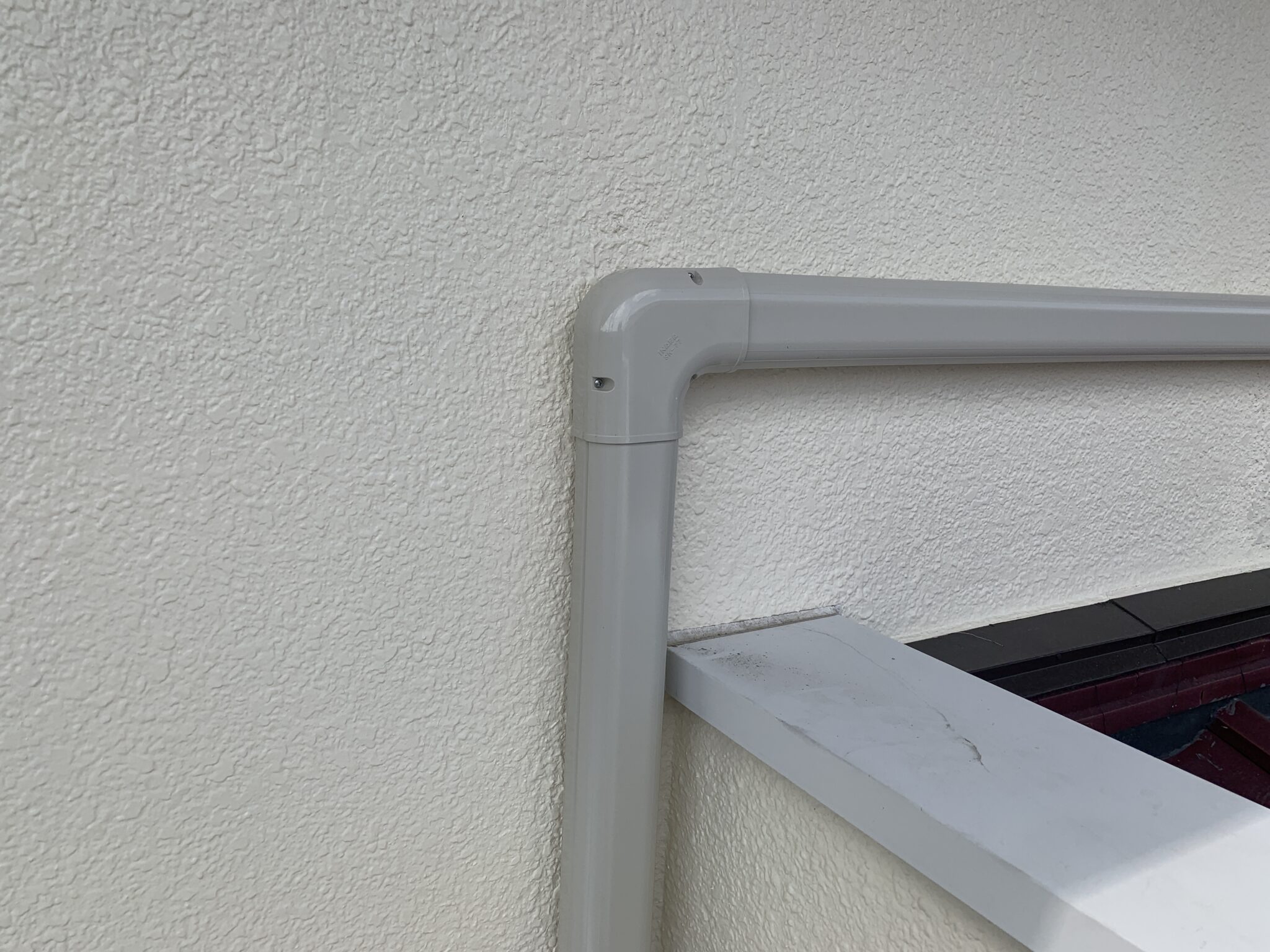 エアコン配管化粧カバーは「曲がり」があると追加料金になります。 ACシステムのエアコン工事ブログ