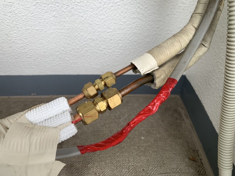 ねじり接続されたエアコンの電線