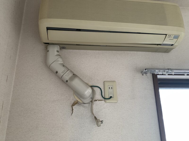 撤去するエアコン