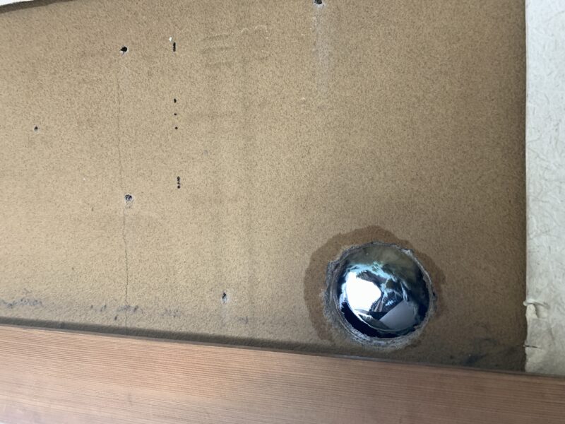 ズレている配管穴