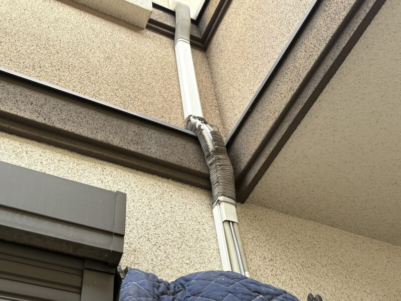 劣化した配管蛇腹カバー